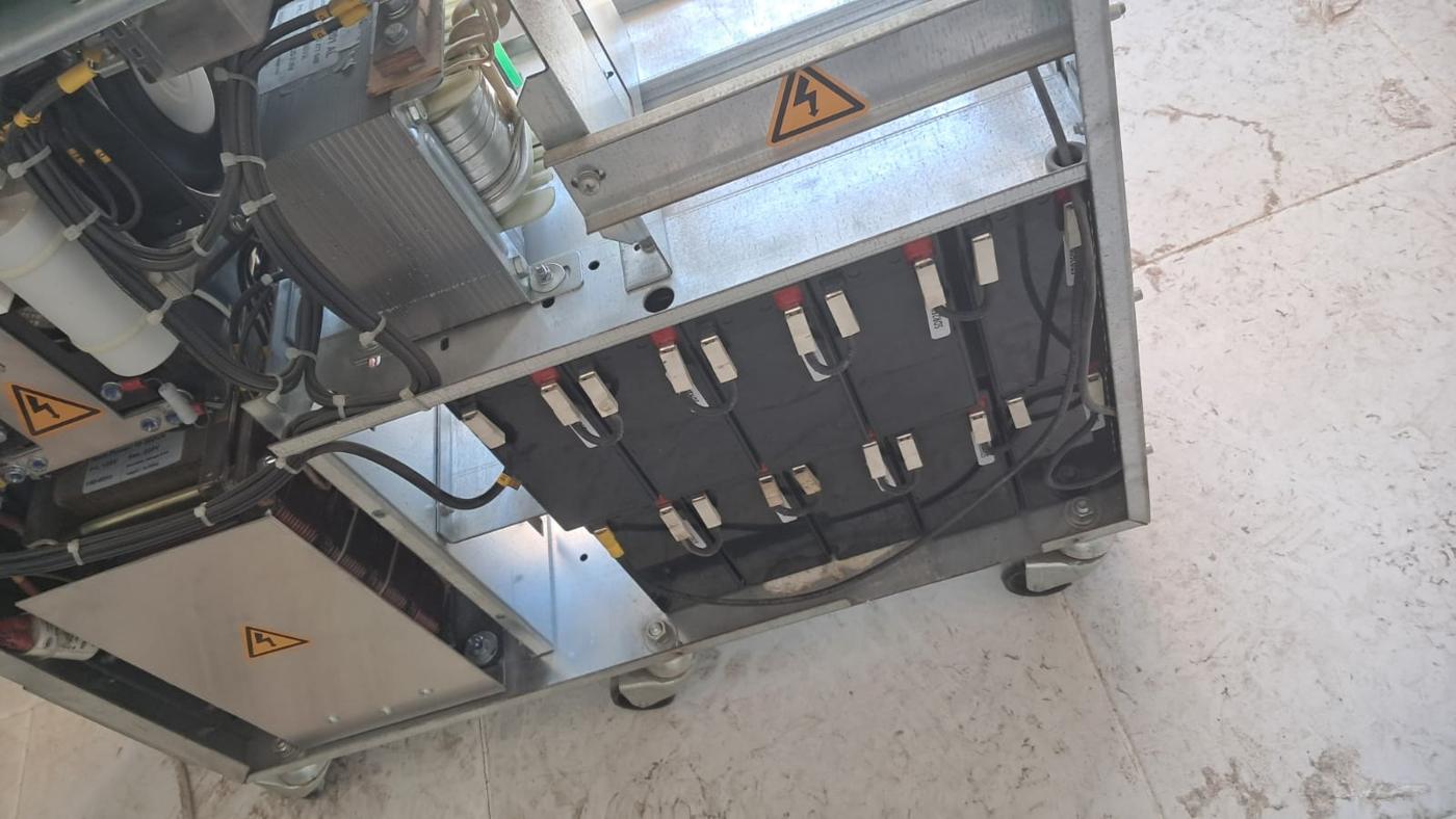 UPS akü grubu ve doğrultucu modülü, tekerlekli şasi üzerinde