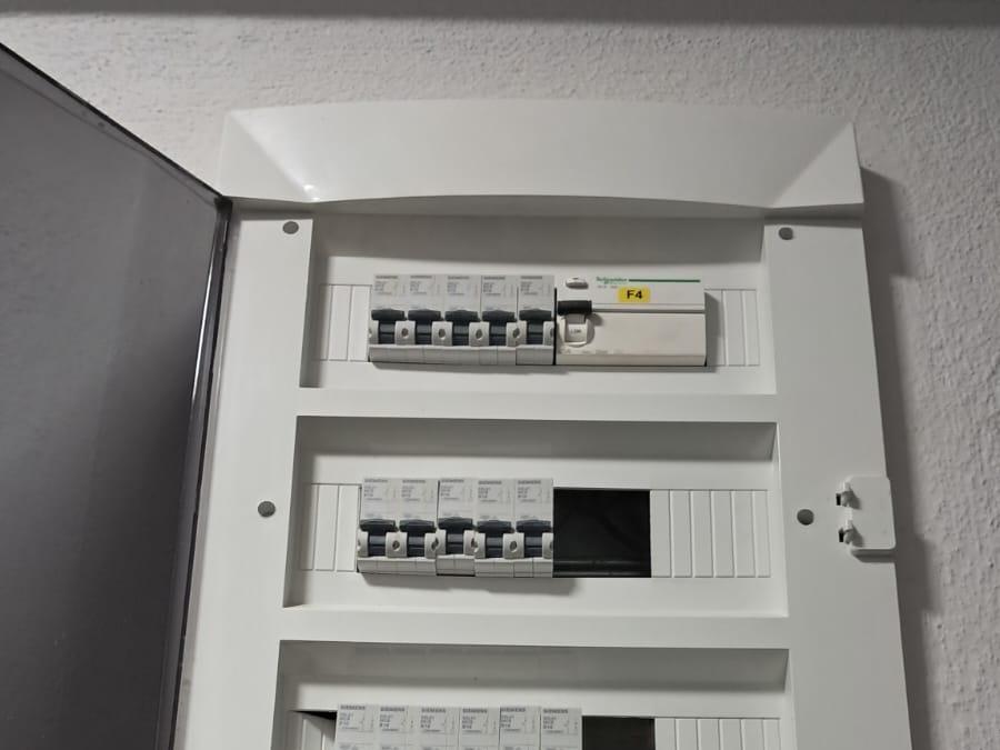 Siemens otomatlar ve Schneider kaçak akım rölesiyle yenilenmiş daire sigorta panosu, kapağı açık