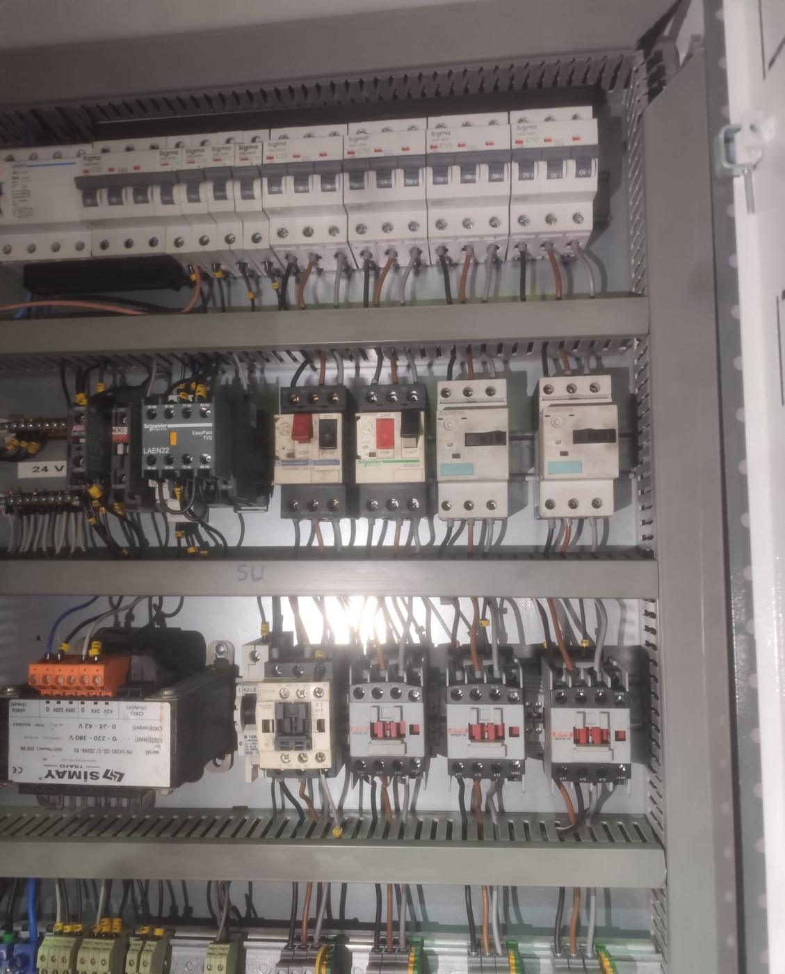 Sigma otomatlar, Schneider ve Siemens kontaktörler ve 24 volt kontrol trafosuyla kurulmuş kumanda panosu