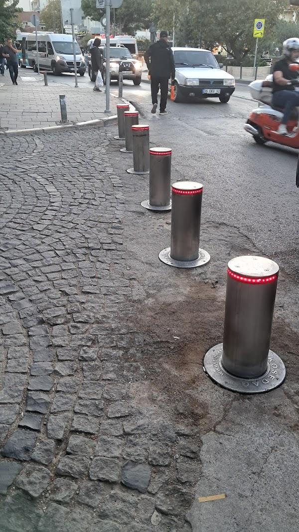 Cadde girişinde LED halkalı hidrolik mantar bariyerler